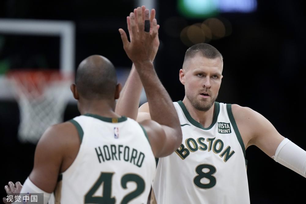 在赛场上迎 在赛场上迎